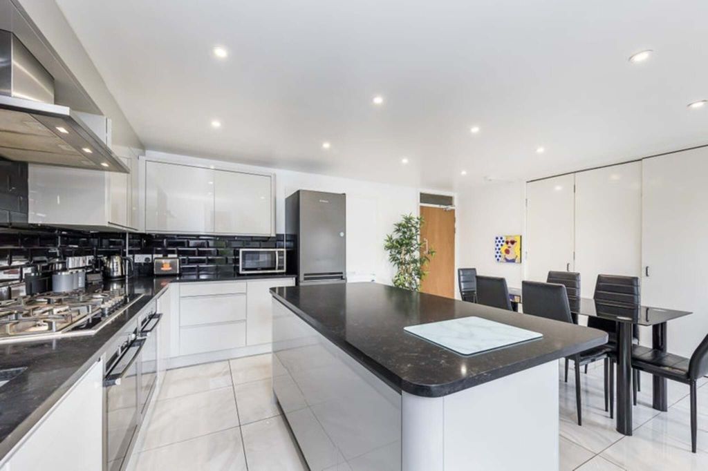 Property photo 2 of 7 Kitchen