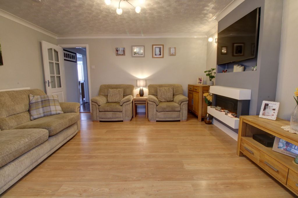 Property photo 2 of 19 New Lounge