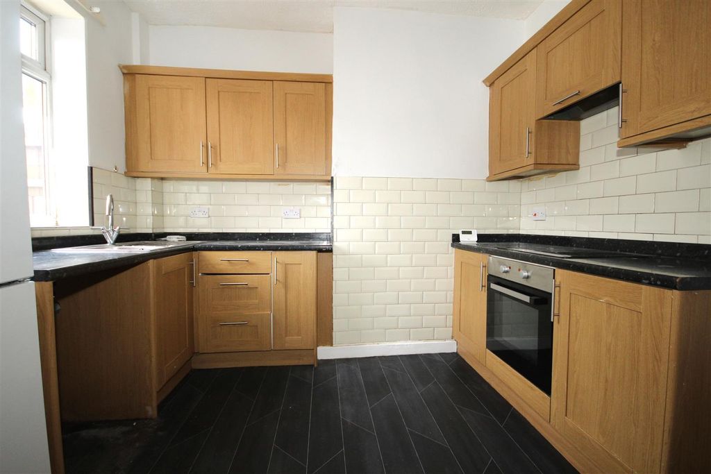 Property photo 3 of 9 Kitchen