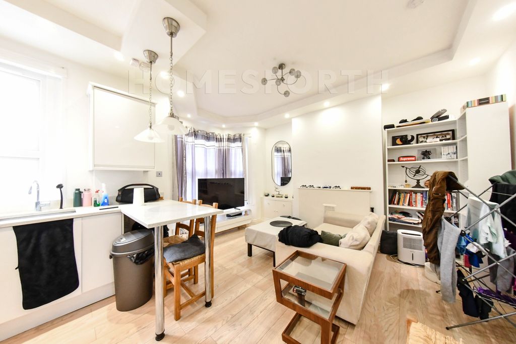 Property photo 1 of 10 Photo 4
