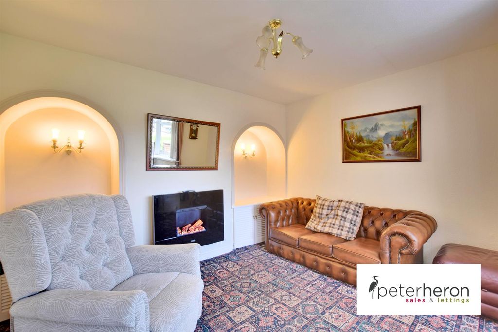 Property photo 2 of 17 Lounge