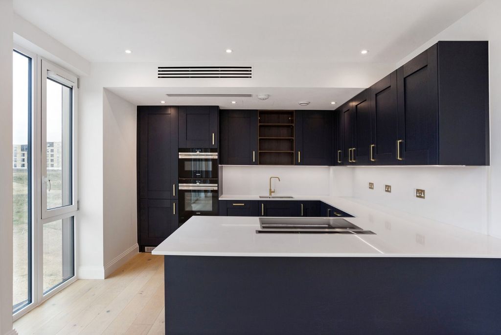 Property photo 3 of 18 Kitchen