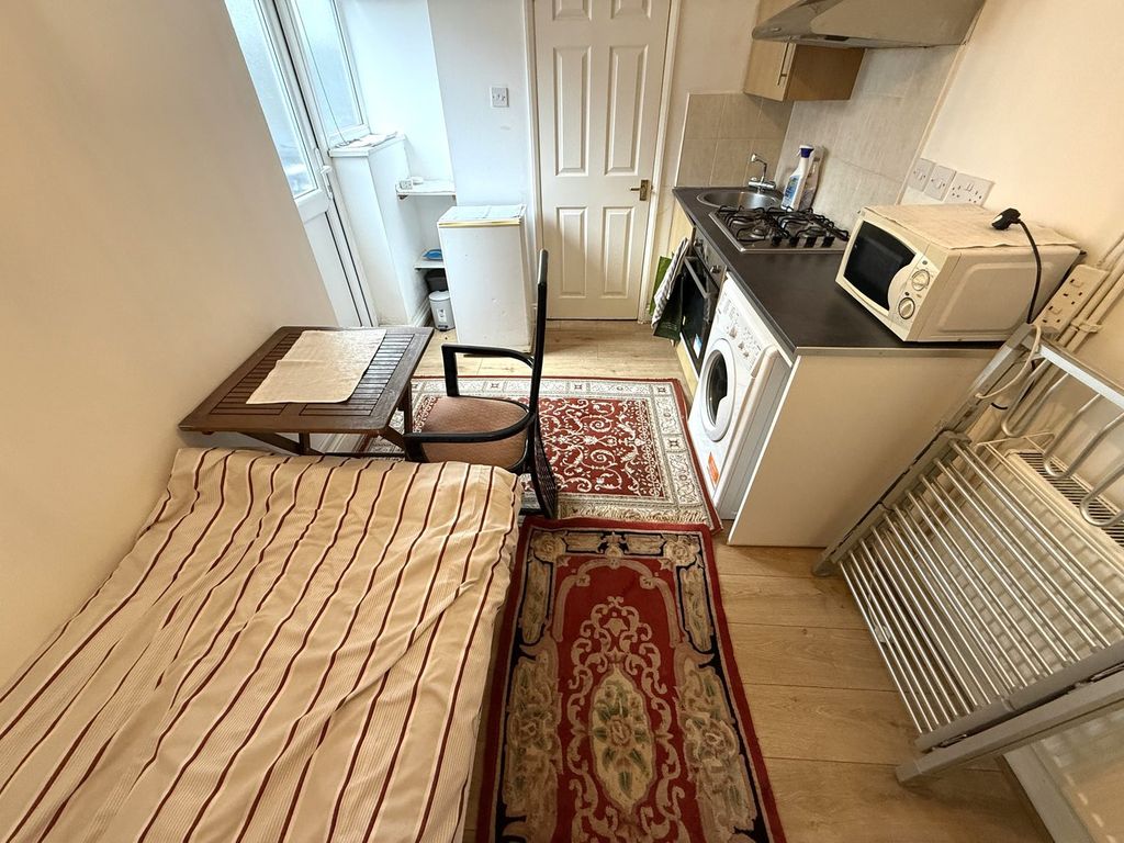 Property photo 3 of 7 Double Room &amp; Kitchen