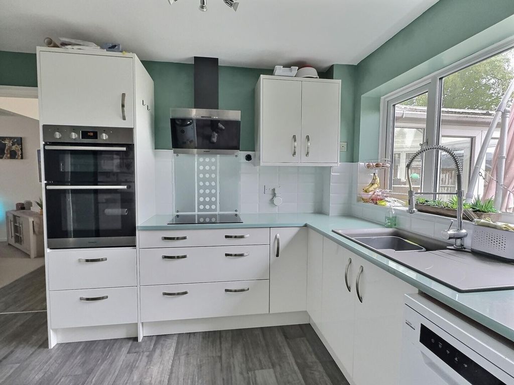 Property photo 3 of 18 Kitchen