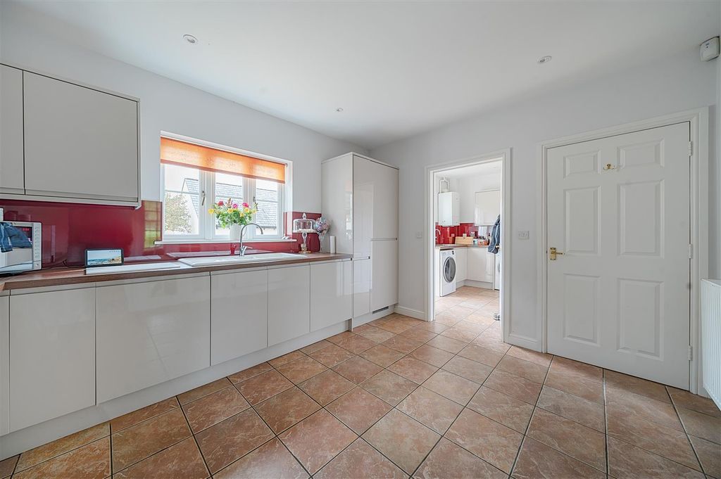 Property photo 3 of 17 Kitchen