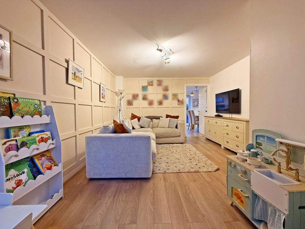 Property photo 3 of 28 Lounge