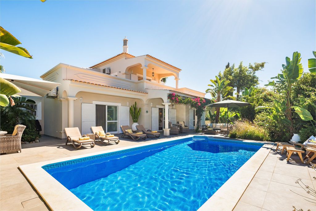Property photo 1 of 11 Beautifully Renovated Villa In Quinta Jacintina