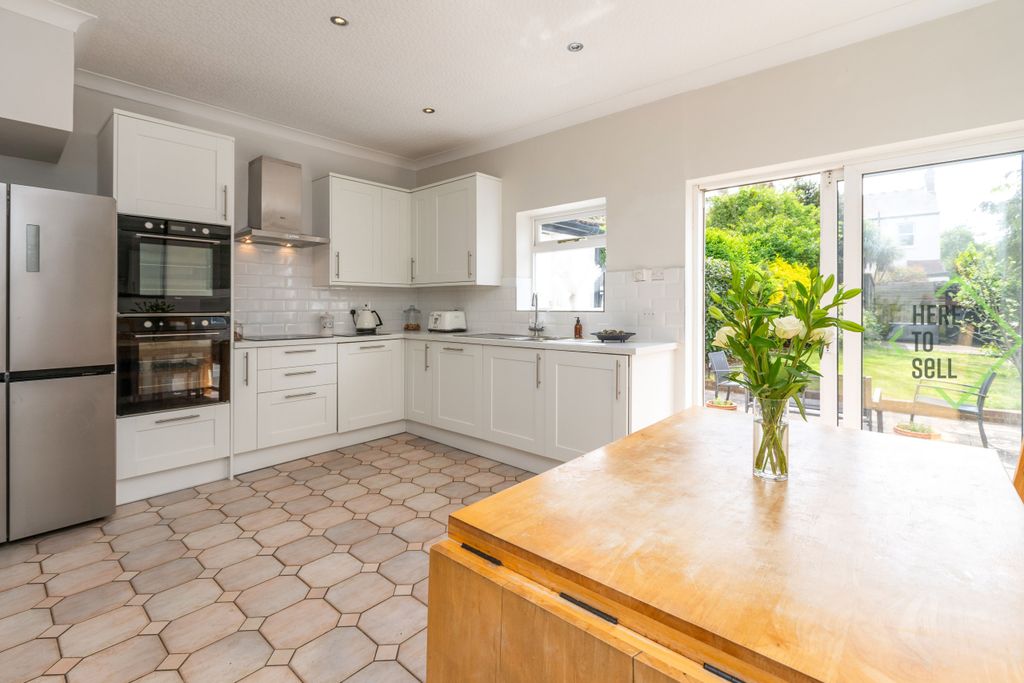 Property photo 3 of 14 Brunswick Park Road, N11