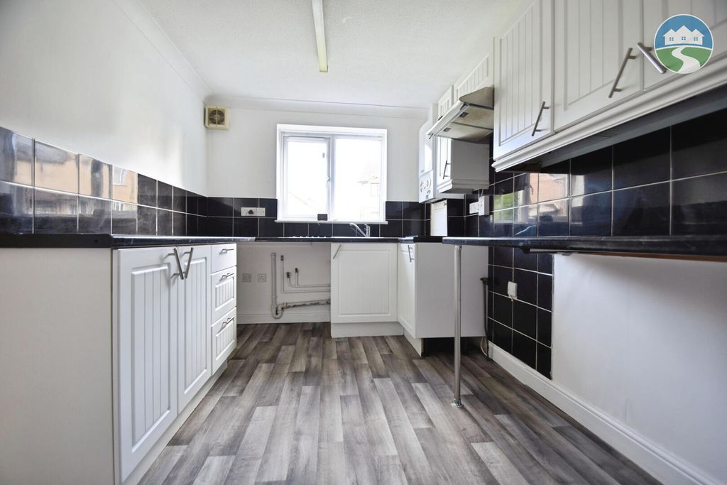 Property photo 3 of 10 Kitchen