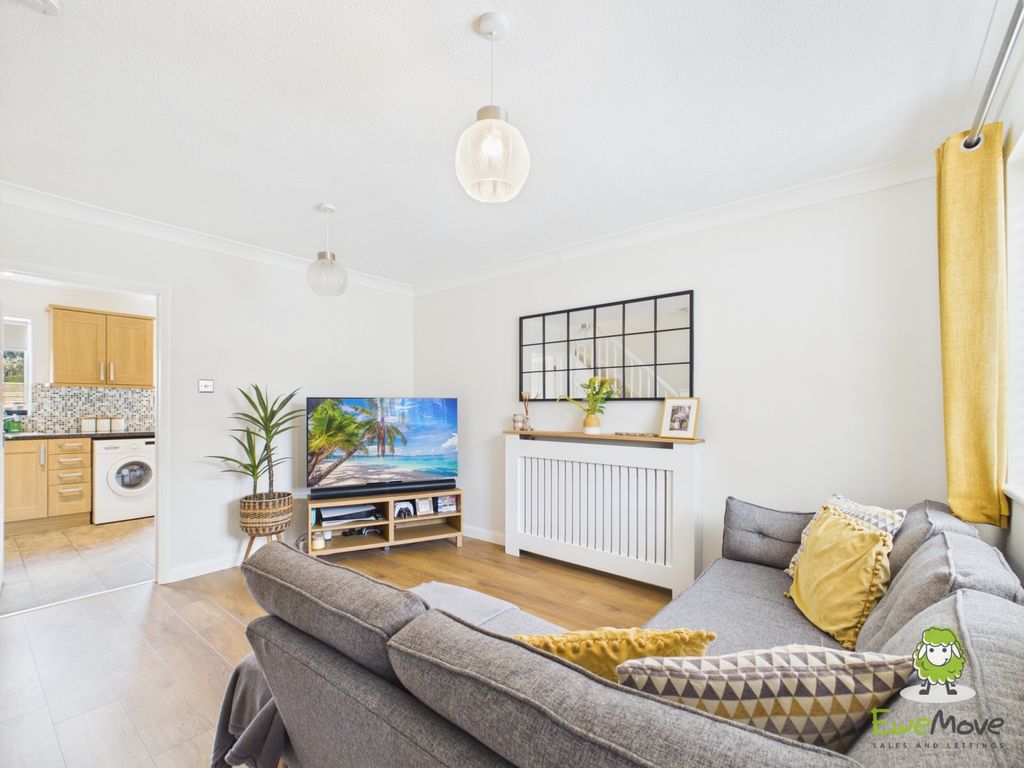 Property photo 2 of 16 Ewemove Estate Agents Basingstoke - Gloucester Dri