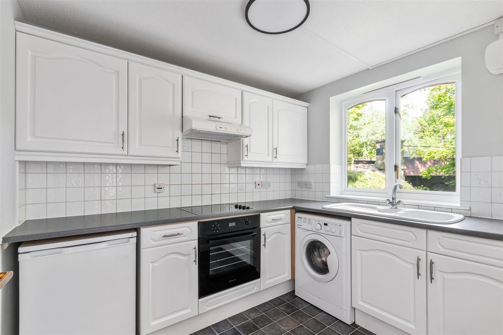 Property photo 3 of 10 Kitchen
