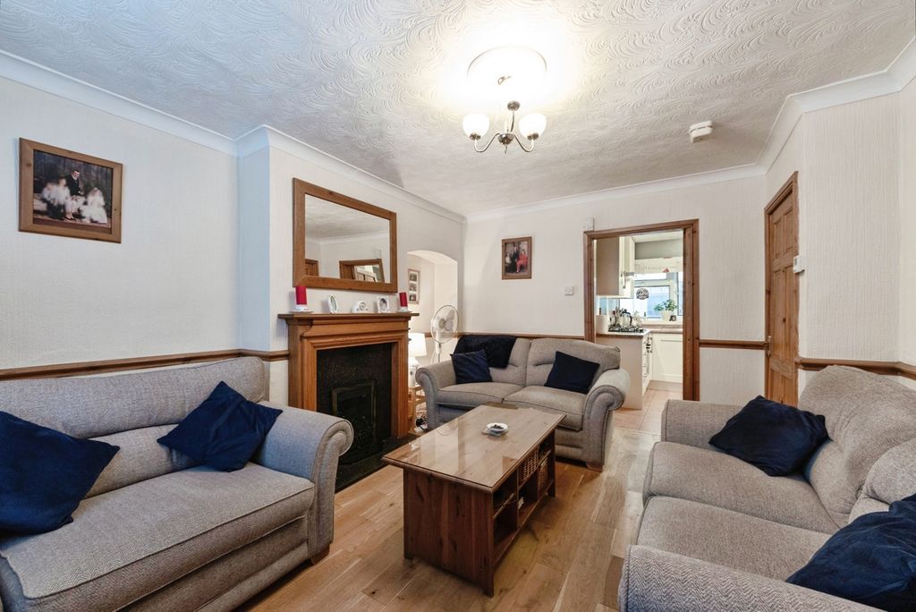 Property photo 3 of 20 Lounge