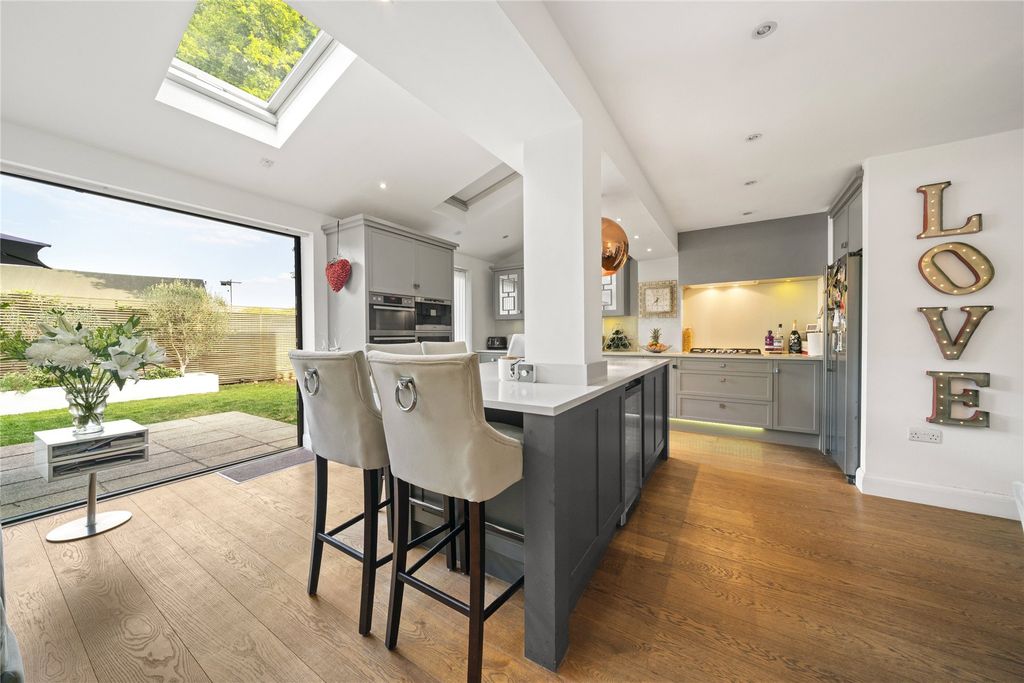 Property photo 1 of 25 Kitchen/Breakfast