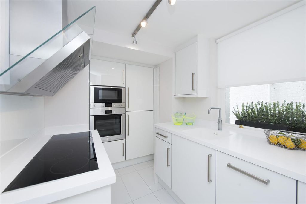 Property photo 3 of 7 Kitchen