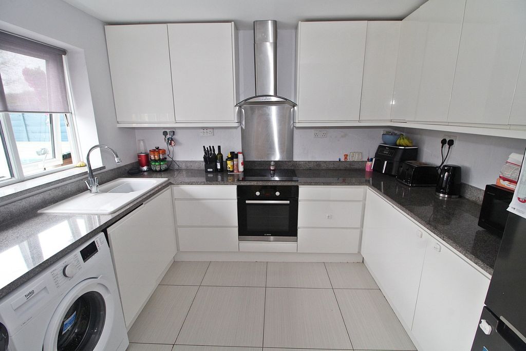 Property photo 2 of 13 4246143