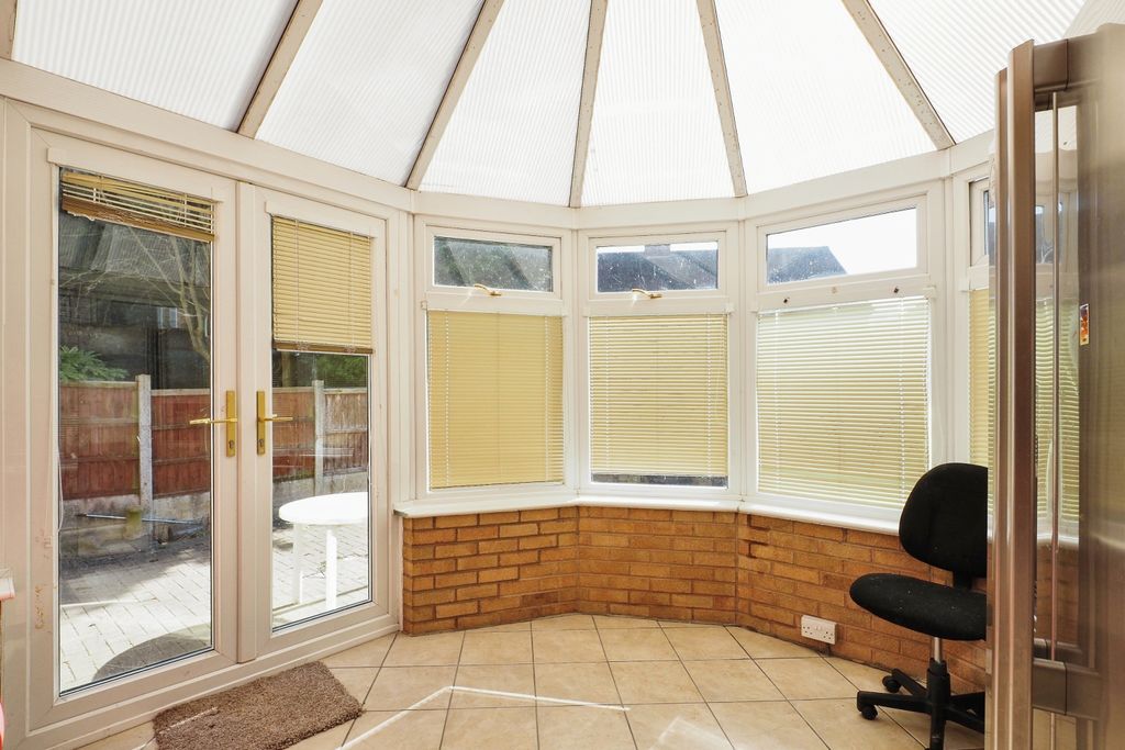 Property photo 3 of 17 Conservatory