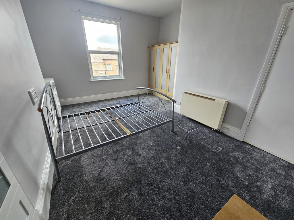 Property photo 3 of 8 Bright, Simply Furnished Double Bedroom With A Lar...