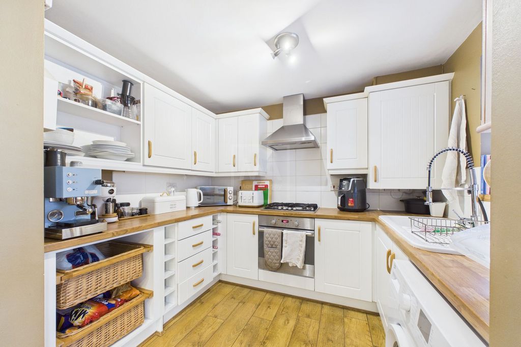 Property photo 3 of 17 Kitchen