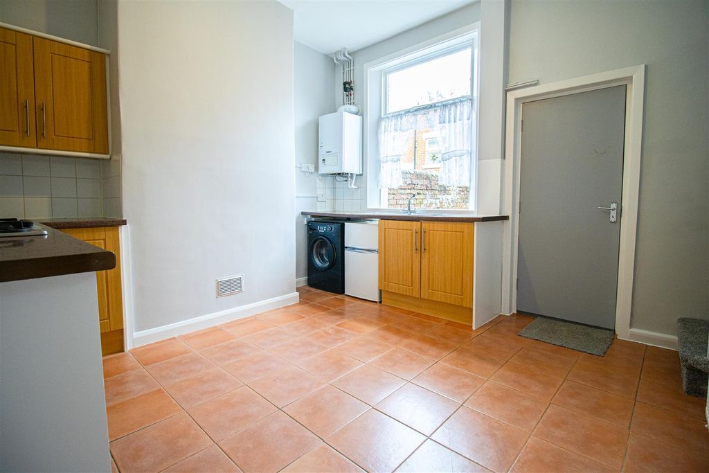 Property photo 3 of 9 Kitchen