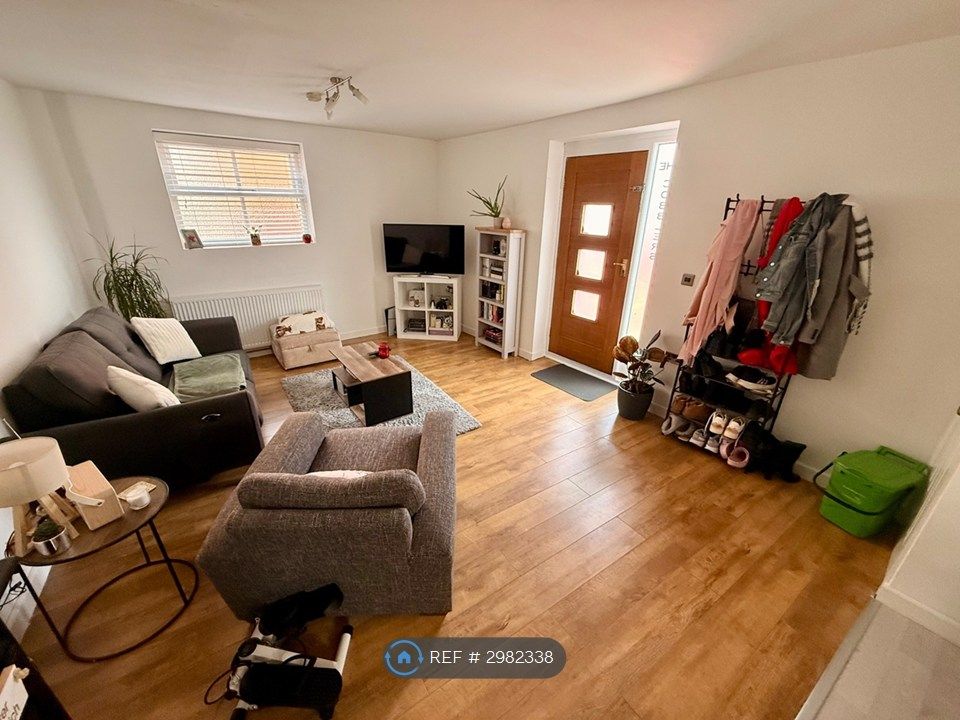 Property photo 3 of 11 Living Room