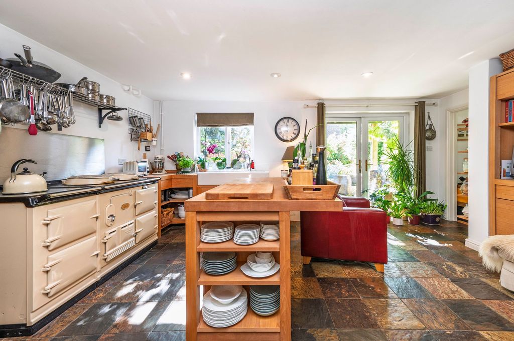 Property photo 3 of 33 Kitchen