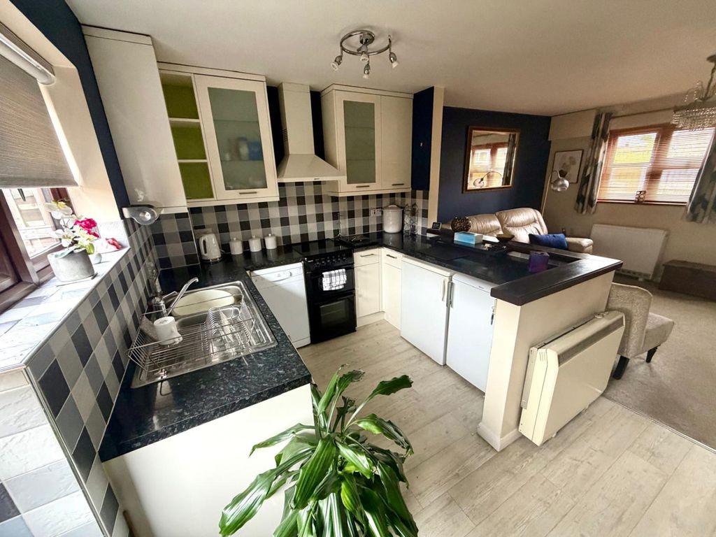 Property photo 3 of 6 Kitchen