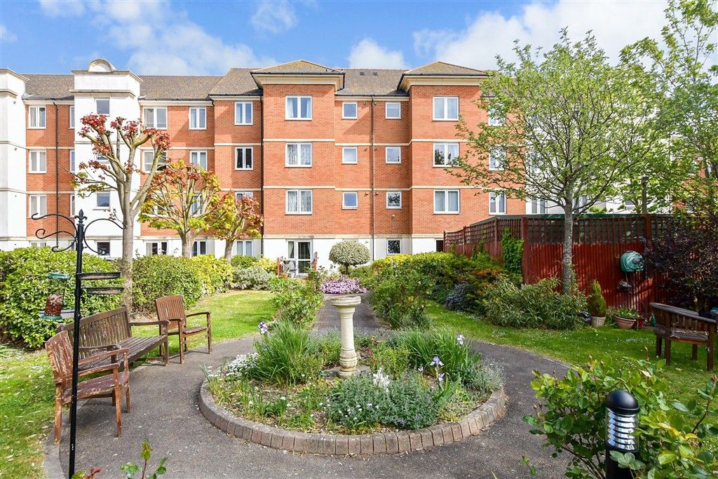 Property photo 3 of 11 Communal Gardens