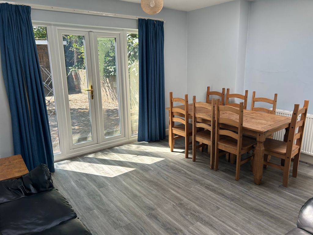 Property photo 3 of 17 Milton_Loungediner_3