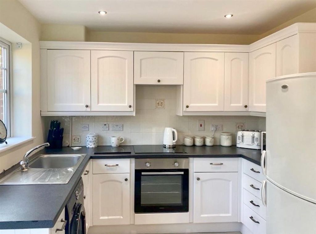Property photo 3 of 11 Kitchen