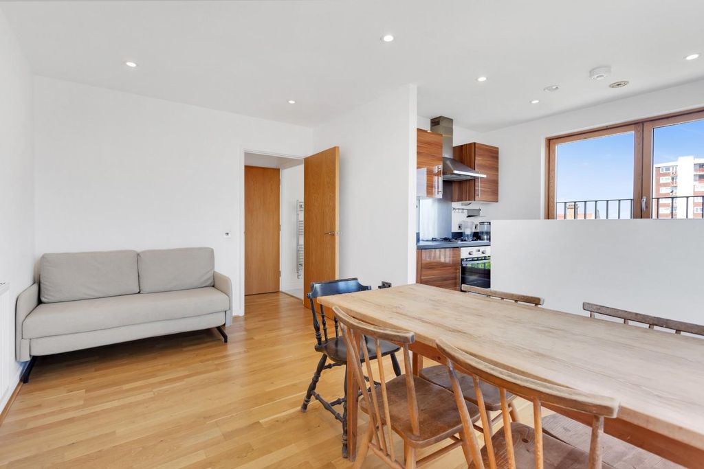 Property photo 1 of 11 Kitchen/Reception