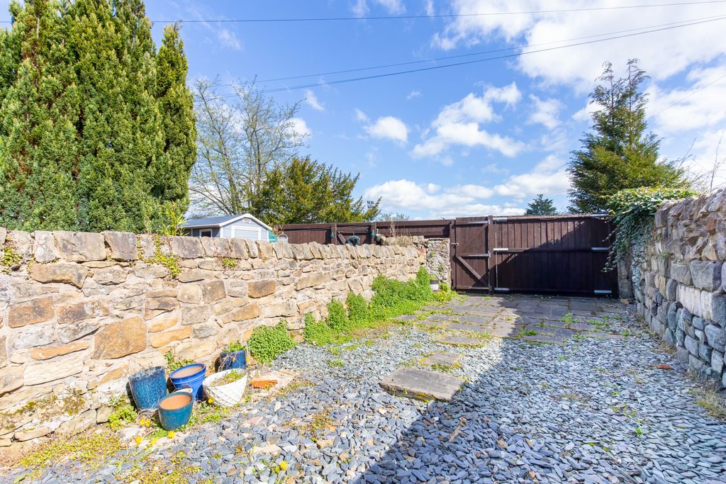 Property photo 2 of 8 Yard