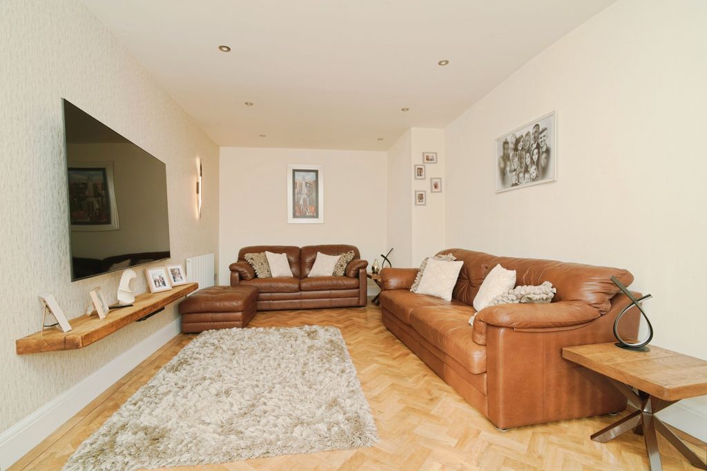 Property photo 2 of 15 Lounge