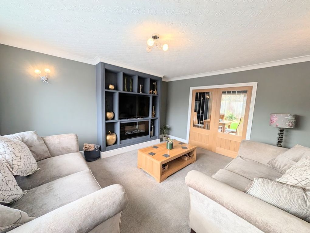 Property photo 3 of 20 Lounge