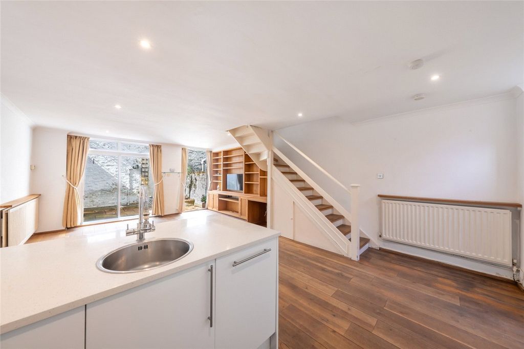 Property photo 3 of 19 Kitchen