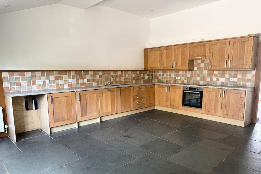 Property photo 3 of 11 Kitchen