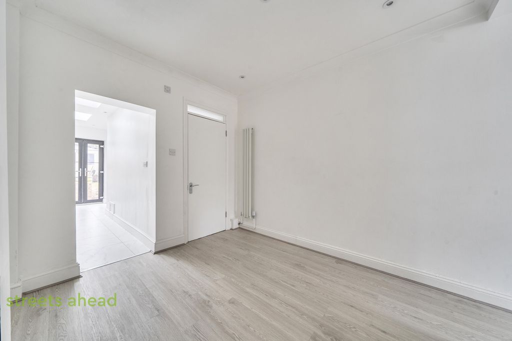 Property photo 2 of 12 8E1d2F8A-3Cf3-42d...