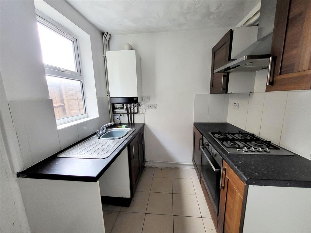 Property photo 2 of 11 Kitchen
