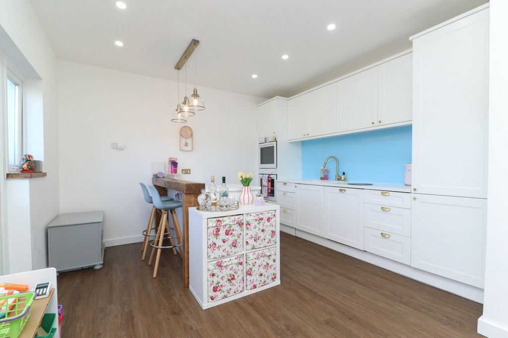 Property photo 3 of 12 Picture 3