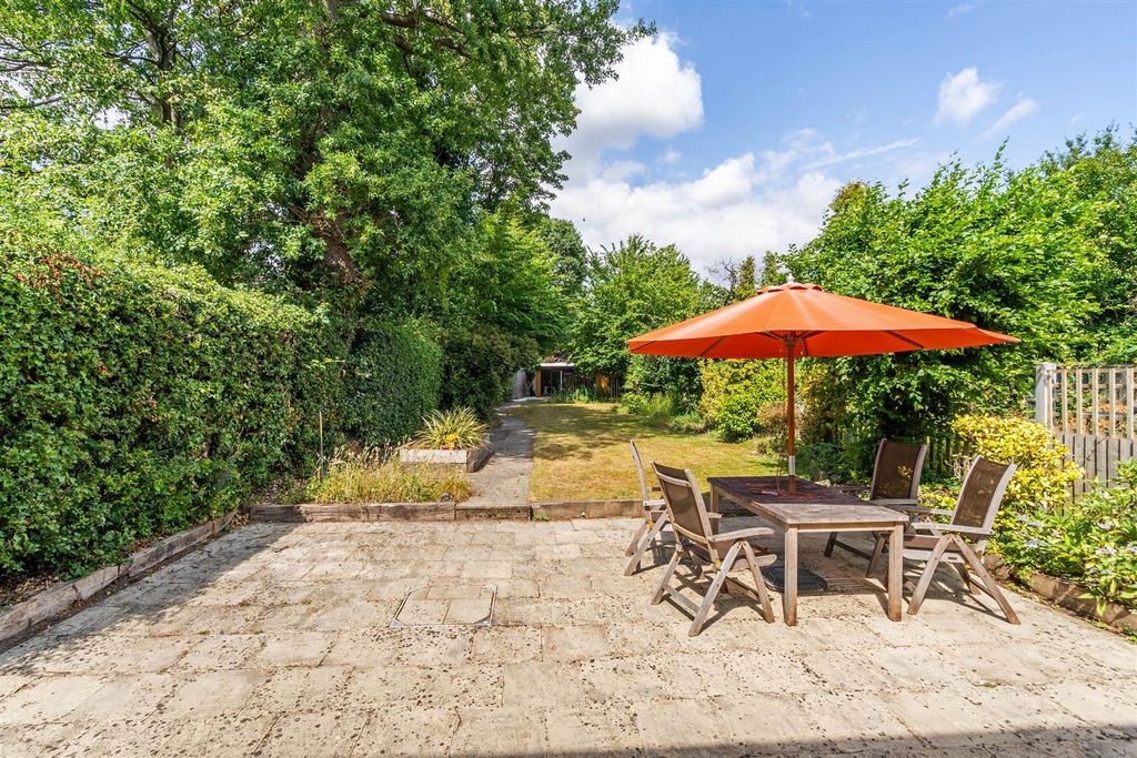 Property photo 2 of 18 68 Mill Lane_4.Jpg