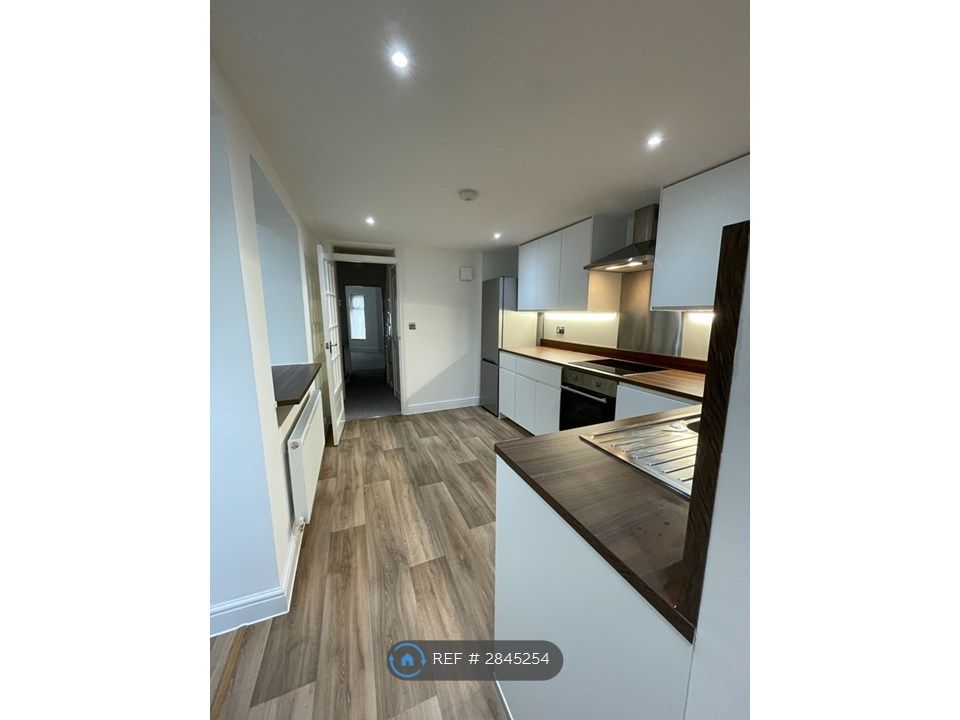 Property photo 3 of 18 Kitchen 2