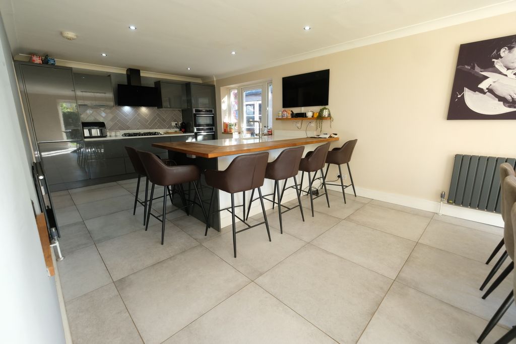 Property photo 3 of 15 Kitchen/Dining Room