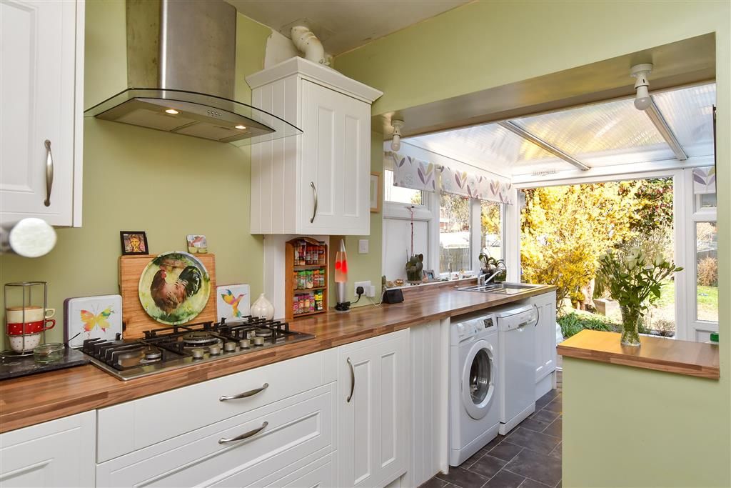Property photo 2 of 11 Kitchen