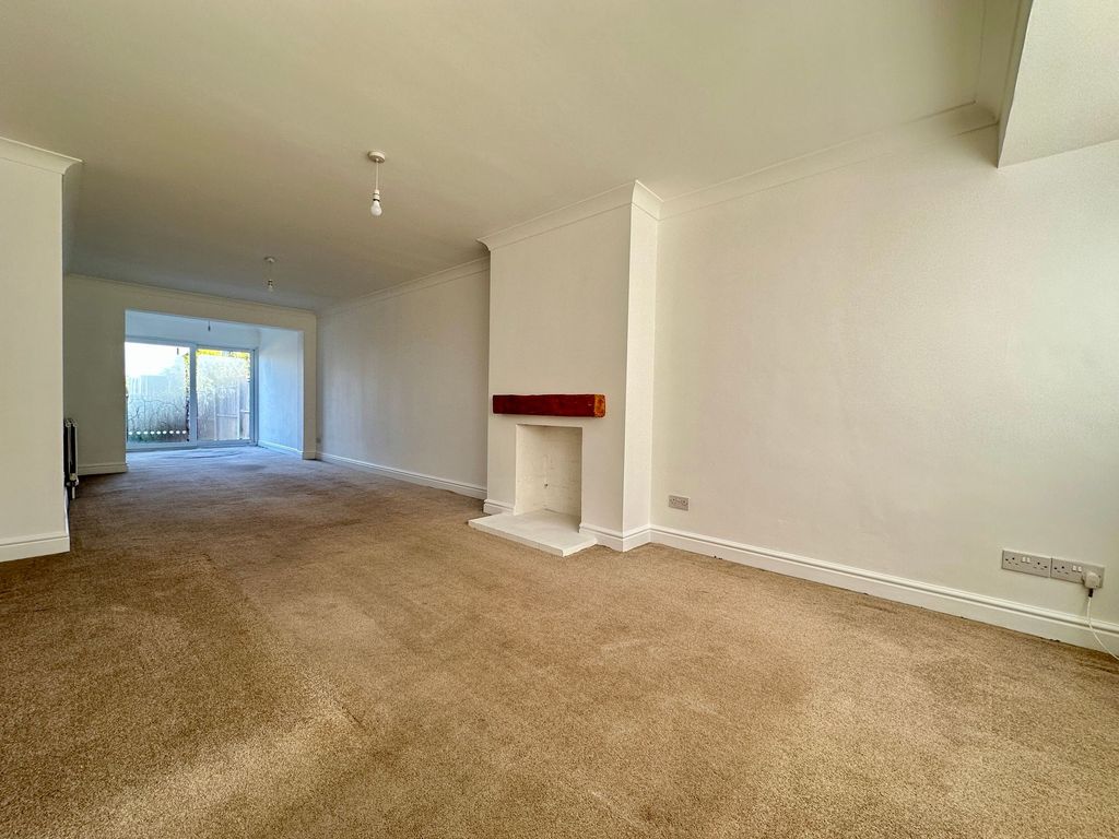 Property photo 3 of 18 Lounge