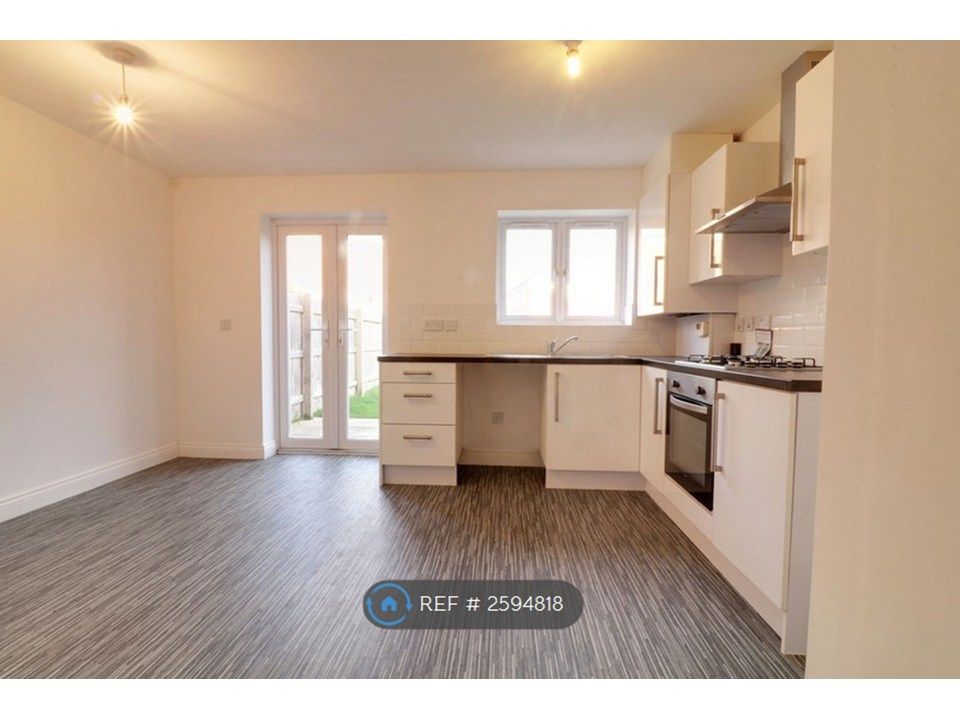 Property photo 3 of 8 Kitchen