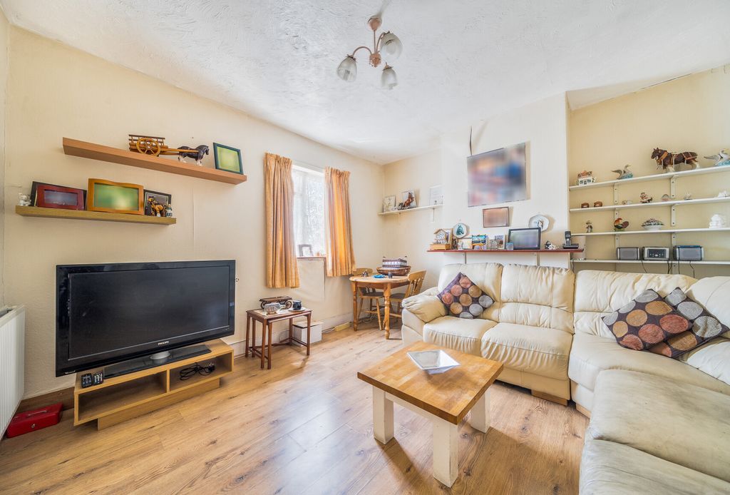Property photo 3 of 9 1499958-9-19Fad90...