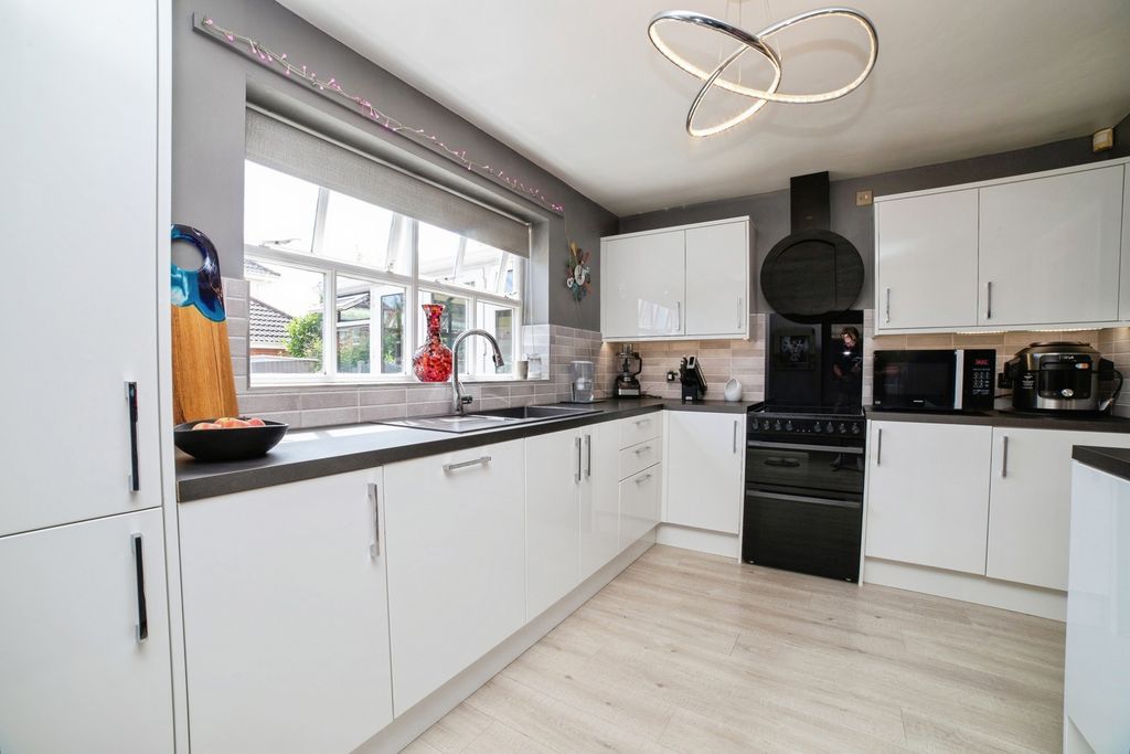Property photo 2 of 43 Kitchen