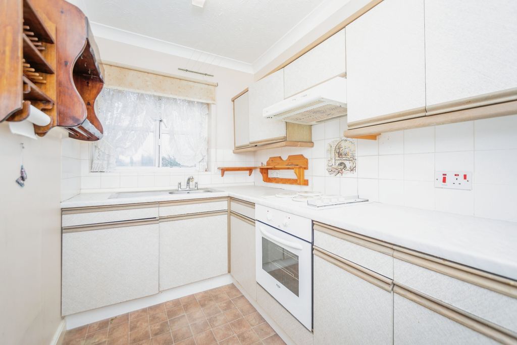 Property photo 3 of 10 Kitchen