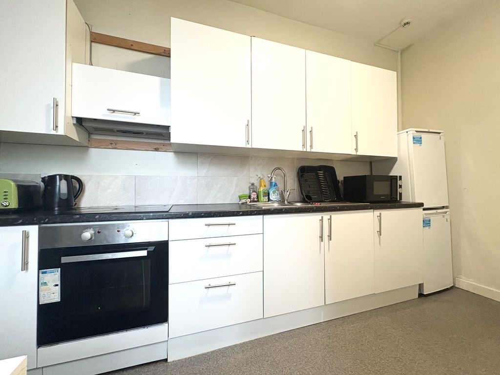 Property photo 3 of 6 Kitchen