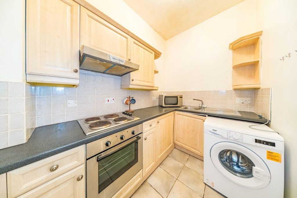 Property photo 2 of 12 11 Vale Lodge Kitchen.Jpg