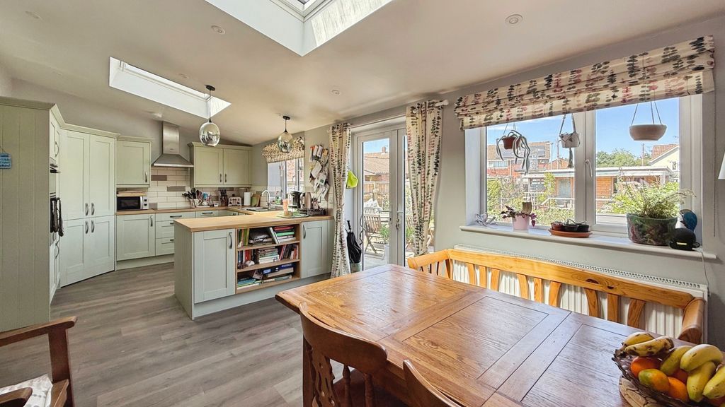 Property photo 3 of 20 Kitchen/Dining Room